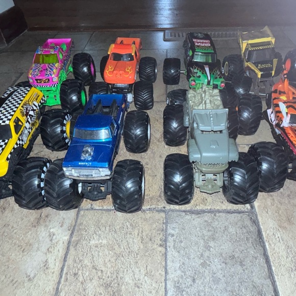 Lot of Monster Jam Trucks; 1:24 scale - Picture 2 of 3